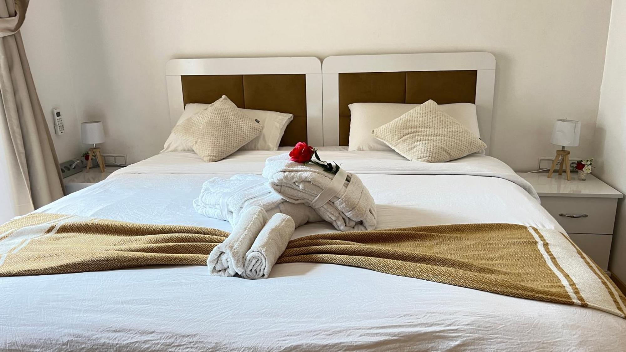 De Luxe Avec Jardin Vue Sur La Piscine Golf Securise 24h Sur 24 A 5 Minutes De L Aeroport Appartement *